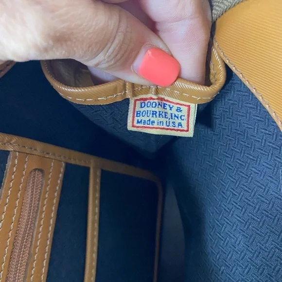 Classic Dooney & Bourke Zip-Zip Tan Croc Satchel - Picture 10 of 13